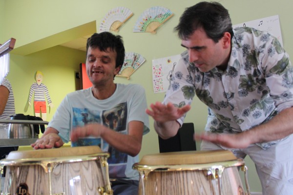 Concert Mondiens _Michael aux Congas avec Polo